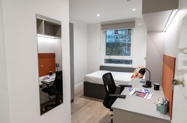 Kennington Lane, Elephant & Castle, London - Image 3